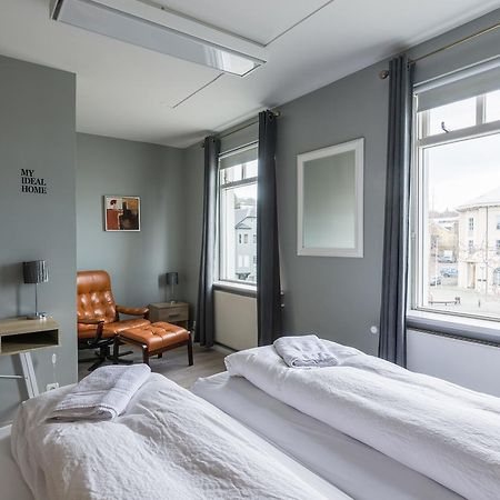 Town Square Guesthouse Акурейри Экстерьер фото